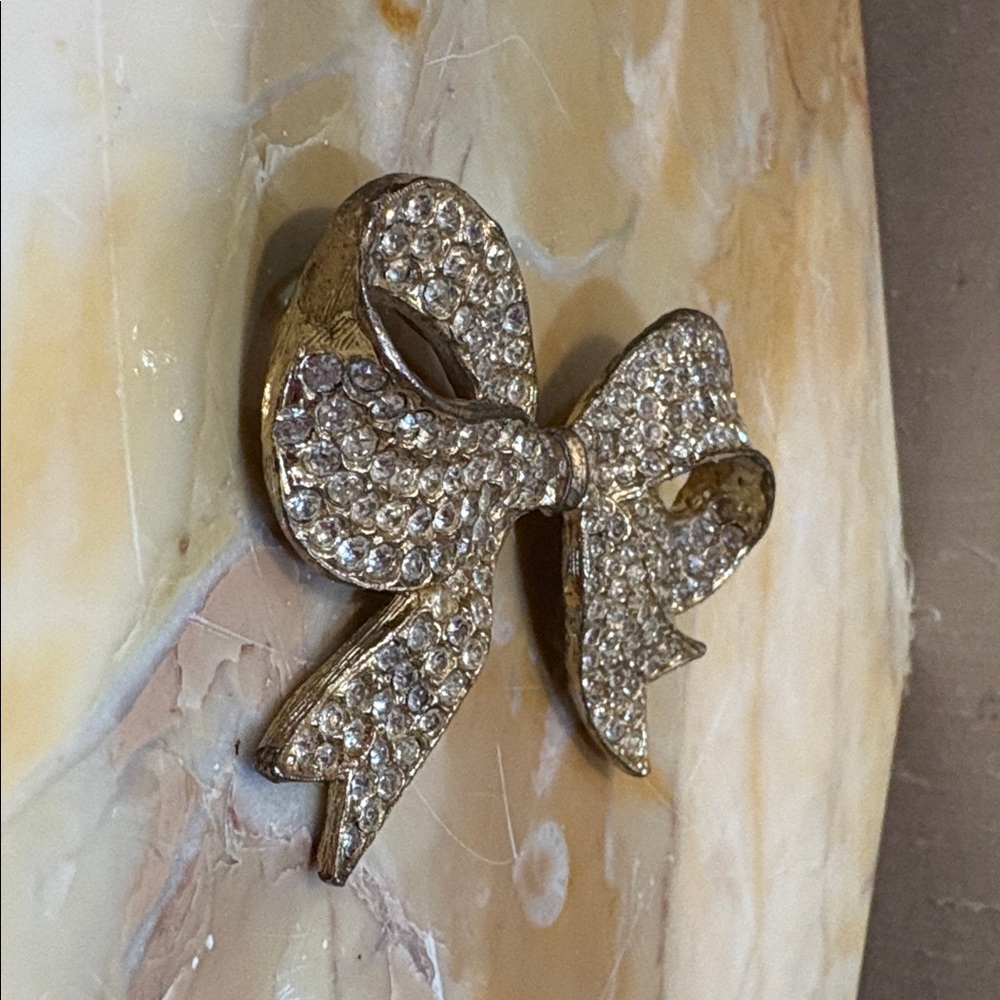 Vintage Rhinestone Bow 🎀 Ribbon Brooch Pin - Picture 6 of 9